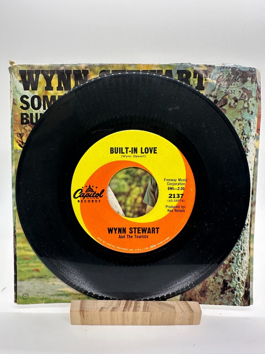 WYNN STEWART Something Pretty / Built-In Love CAPITOL 2137 PS 45 7