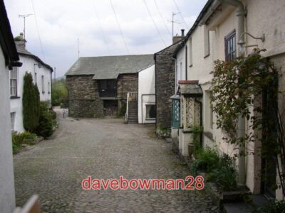 FOTO RED LION YARD HAWKSHEAD DIESE GEPFLASTERTE STRASSE BEGINNT AN DER HAUPTSTRASSE ALS PASS