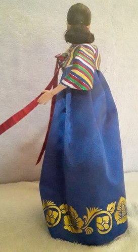 Barbie® Kim The Litigator feiert Silvester in L.A. (Hanbok #1). - Bild 6 von 17