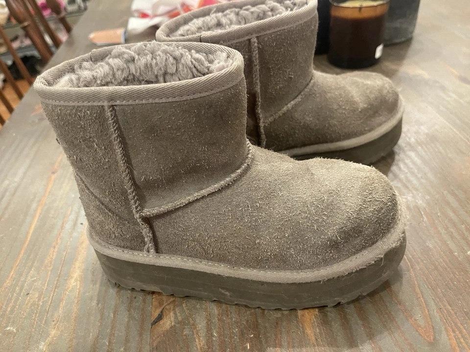 Mini plataforma clásica para niños Ugg talla 1Y gamuza gris Foto 2 de 2