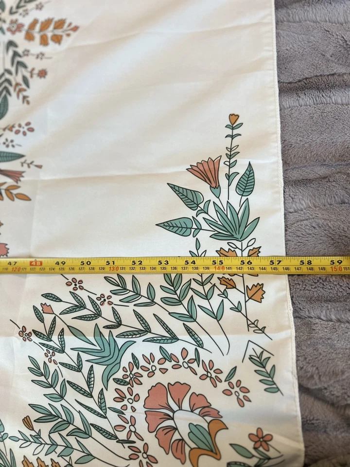 Tapiz floral con detalles en naranja y verde Foto 3 de 4