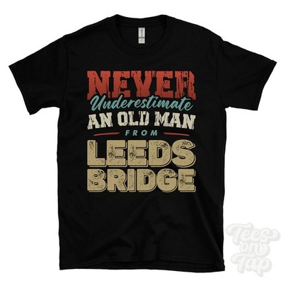 NIEMALS UNTERSCHÄTZEN SIE EINEN ALTEN MANN VON LEEDS BRIDGE T-SHIRT Weihnachtsgeschenk Colyton Devon