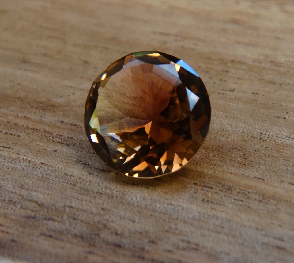 Натуральный двухцветный турмалин 7,84 карата — искусно ограненный драгоценный камень из Танзании - Изображение 2 из 4