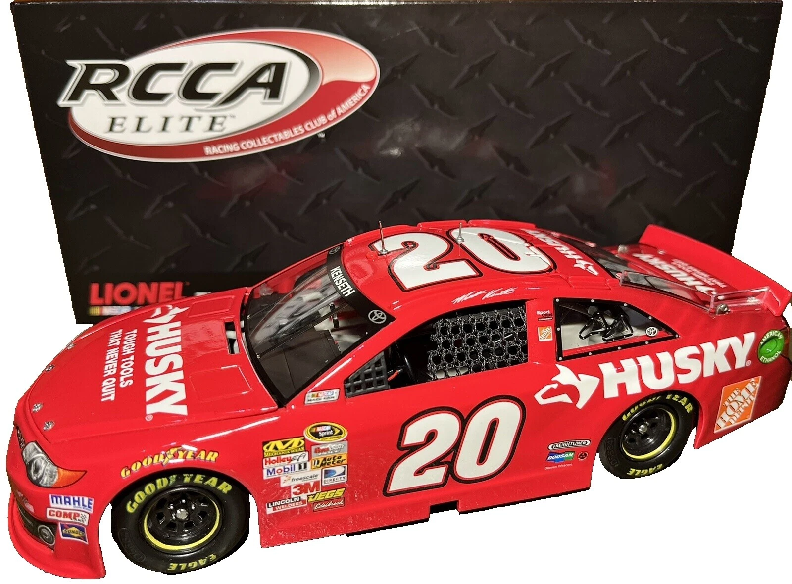 Autos de carrera Diecast Lionel Toyota 2013 año del vehículo