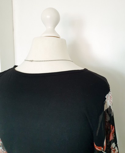 Shirt Langarmshirt SHEIN schwarz rot weiß Größe M Tüll Ärmel Blumenmuster - Bild 10 von 13