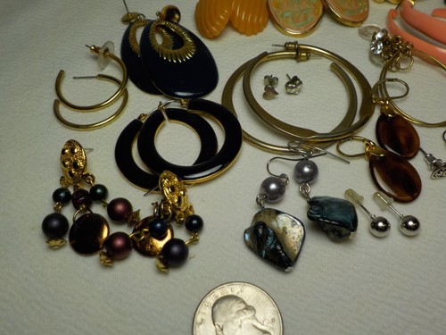 VINTAGE NOW OT OF 20 PAIRS EARRINGS MULTI COLORED GOLD & SILVER TONE #5 - Picture 9 of 13