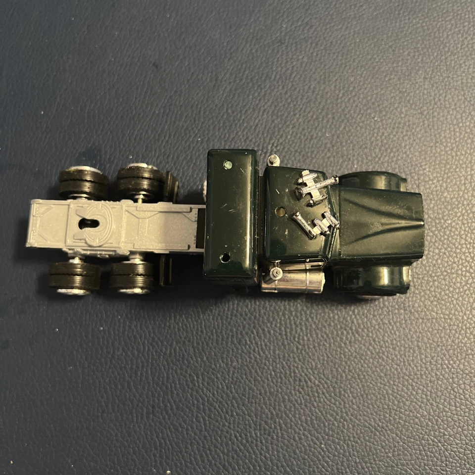 Cabina de camión tractor verde fundido a presión Foto 2 de 4