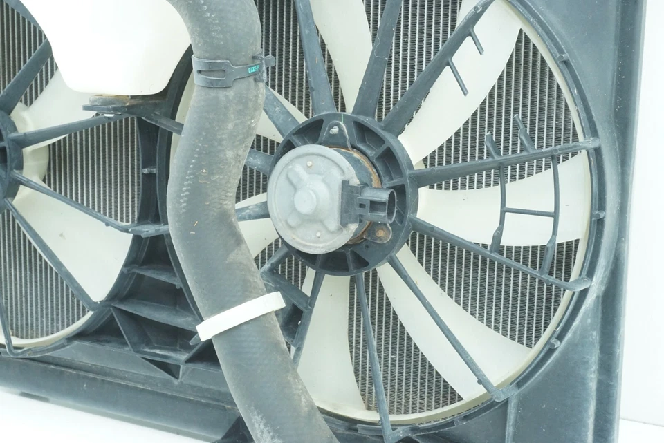 Radiador de refrigeración del motor Lexus IS250 2006-2010 2,5 L AWD con cubierta del motor del ventilador OEM Foto 3 de 4