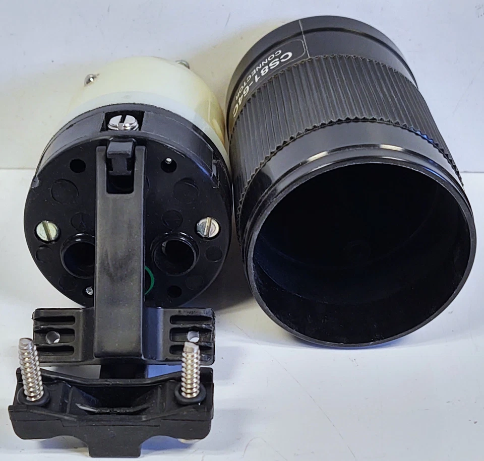 Enchufe hembra Leviton CS81-64C 480 V 50 A de giro y tracción trifásica Foto 3 de 3