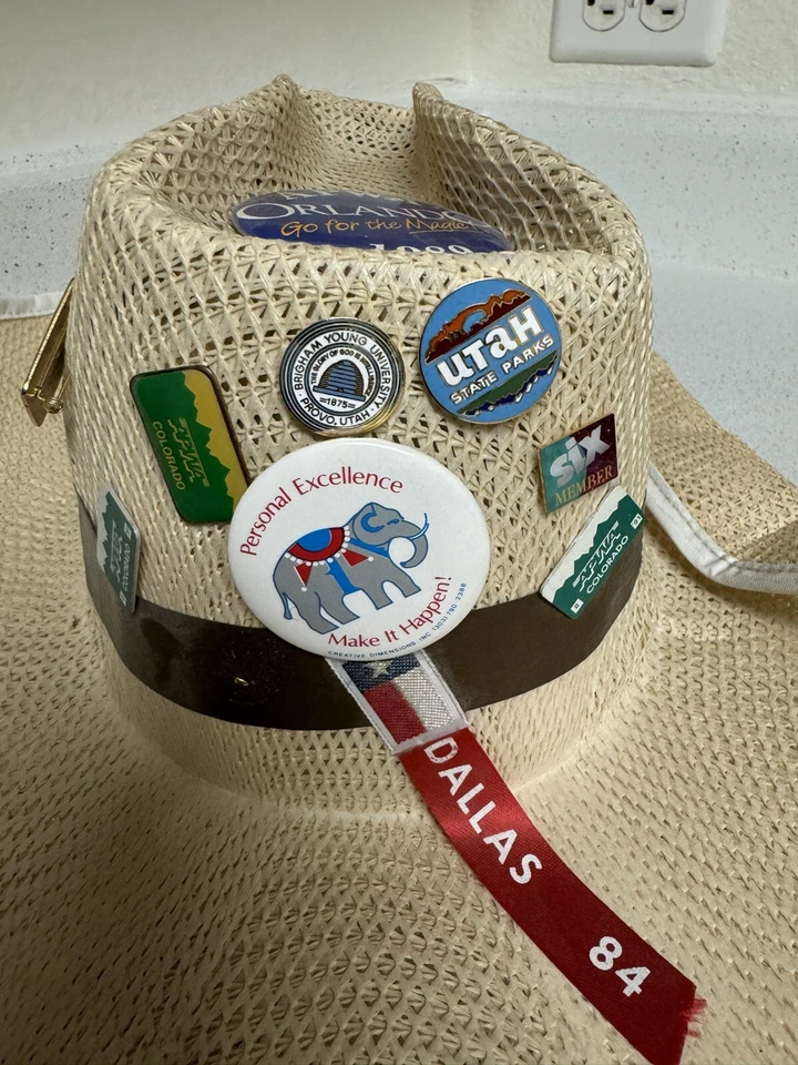 Sombrero de paja tejido vintage con botones de alfiler vintage Foto 4 de 4