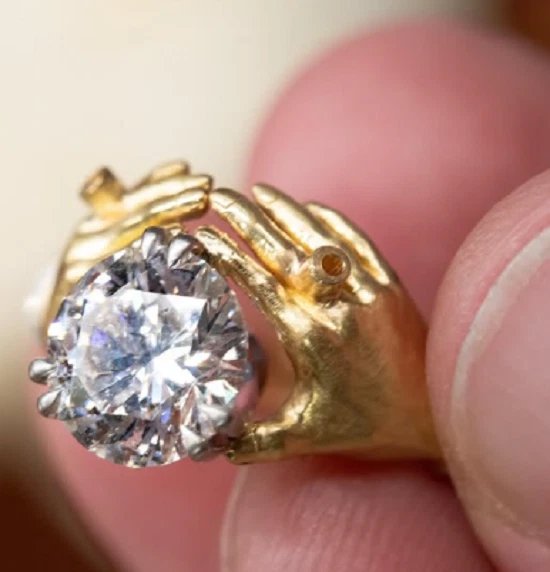 Elegante anillo de compromiso redondo de diamantes simulados de 3 quilates de oro amarillo de 14 quilates sobre plata Foto 2 de 4