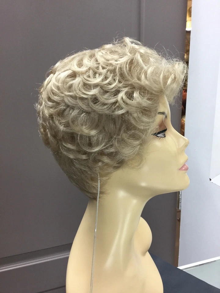 Peluca sintética rizada corta REVLON LEGACY, R22 Chardonnay, rubia clara  Foto 2 de 4