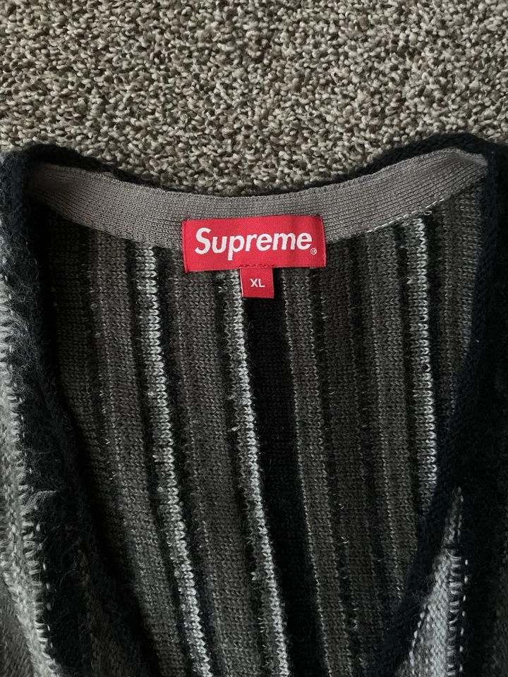 Chaleco suéter a rayas Supreme para hombre Foto 2 de 4