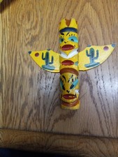 Ancien poteau totem sculpté à la main peint / souvenir