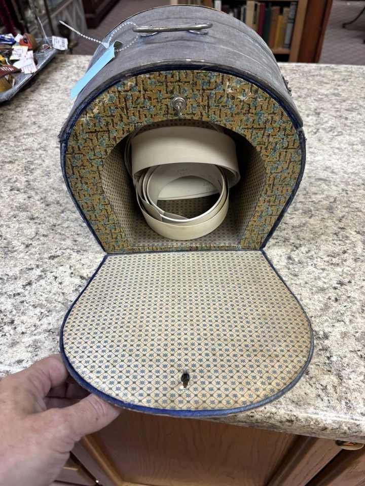 Antigua caja de colores con collares Foto 3 de 4