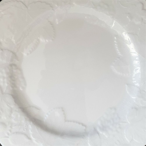 Wedgwood "Strawberry & Vine" Salad Plate(s) - 22.5cm diameter - LIKE NEW - Picture 5 of 9