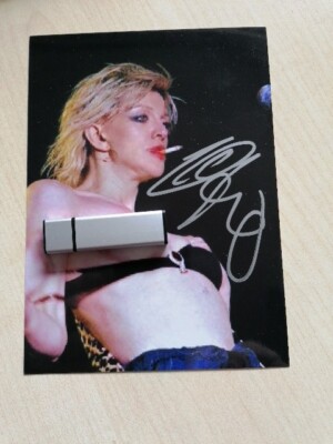 COURTNEY LOVE - NIRVANA - SÄNGERIN - ORIG. AUTOGRAMM auf  13 x 18 cm  - SIGNED
