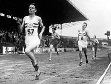 Great Britain John Parlett wins from teammate Roger Bannister Fr- Old Photo