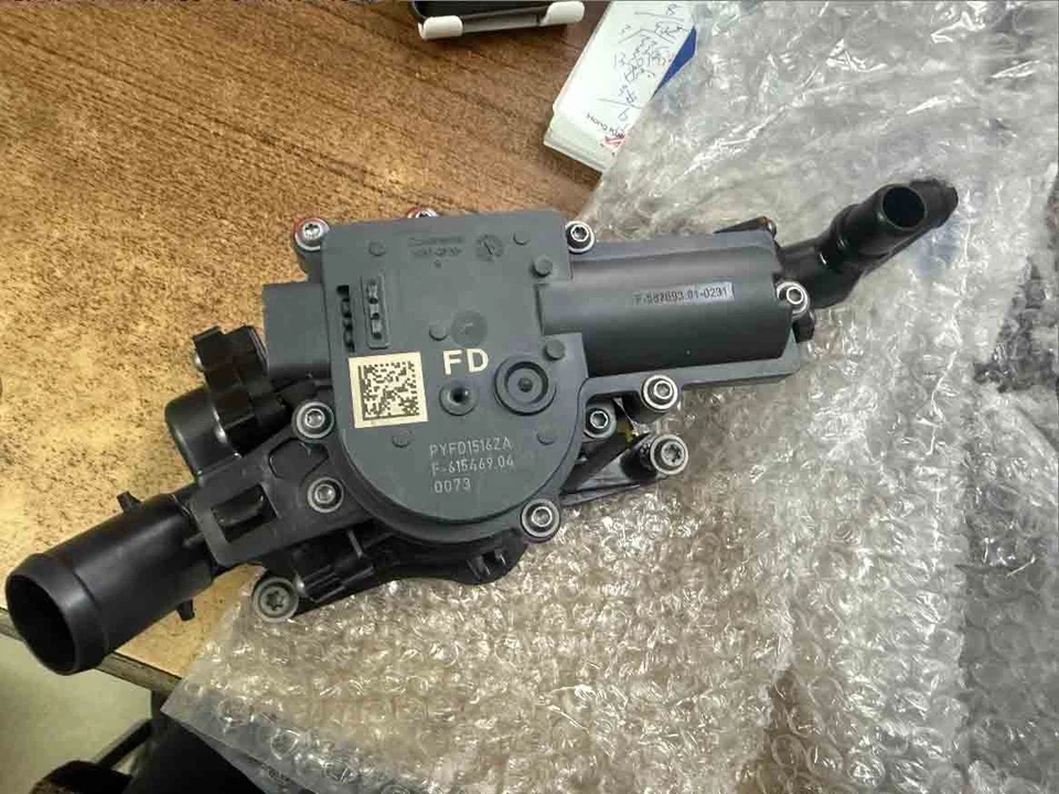 Válvula de control de agua PYFD1516ZA para MAZDA CX-3 CX-5 CX-30 2018-2023 PYFD-15-16ZA Foto 3 de 4