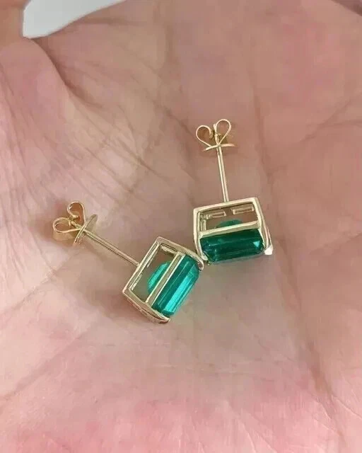 Aretes solitarios de corte esmeralda natural de 3 quilates enchapados en oro amarillo de 14 k Foto 3 de 4