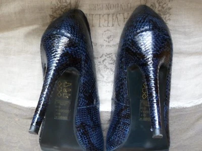 Superbes escarpins aspect python bleu nuit 38 talon 10cm, EXC ETAT - Photo 1/4