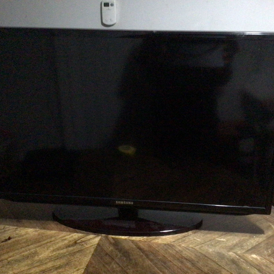 32" Full HD Samsung LED Smart TV UN32H5201AF UN32H5201 With Base Stand - Image 4 of 4