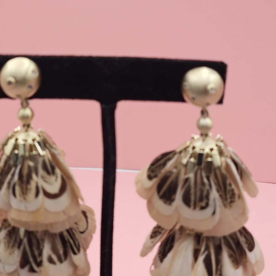 KENDRA SCOTT - LENNI TIERED FEATHER FASHION EARRINGS - GOLD- POST - Image 4 of 4