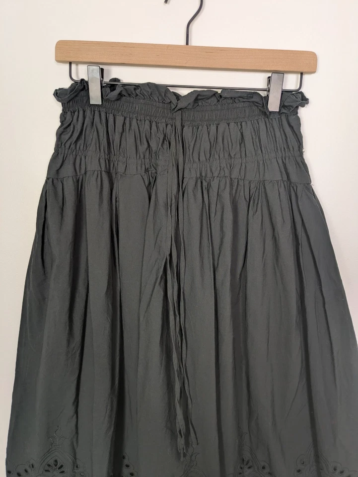 Maxi Falda Anthropologie Pequeña Negra Encaje Dobladillo Ojales Volantes Negro Luna Río  Foto 2 de 4