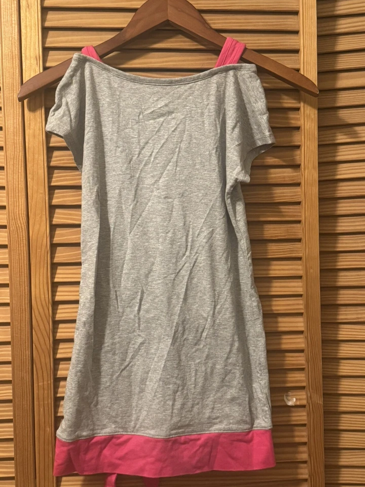 Justice Ever After High, серая и розовая, с заклепками, графический логотип, футболка с открытыми плечами; 7 - Изображение 2 из 4