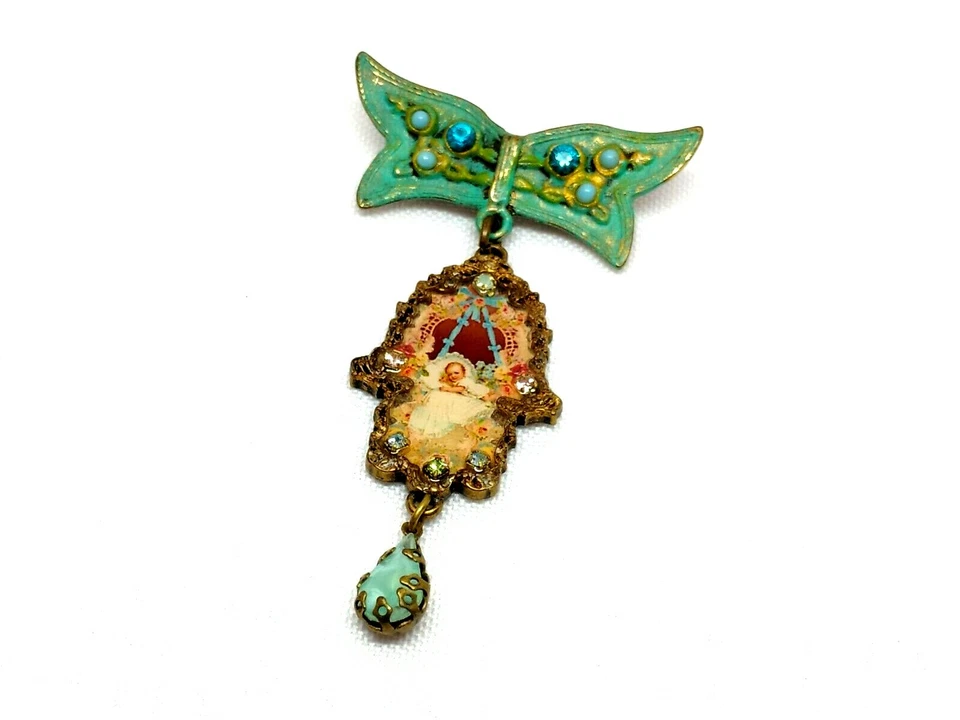Broche Lovey con Hamsa de Michal Negrin con toques de cristal Foto 3 de 4