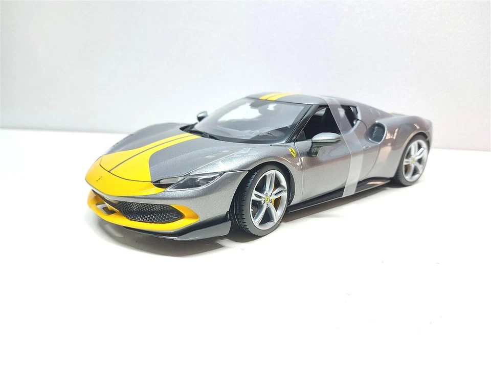 Ferrari 296 GTB Assetto Fiorano Grigio del 2022 - 1/18 Burago - Immagine 3 di 4