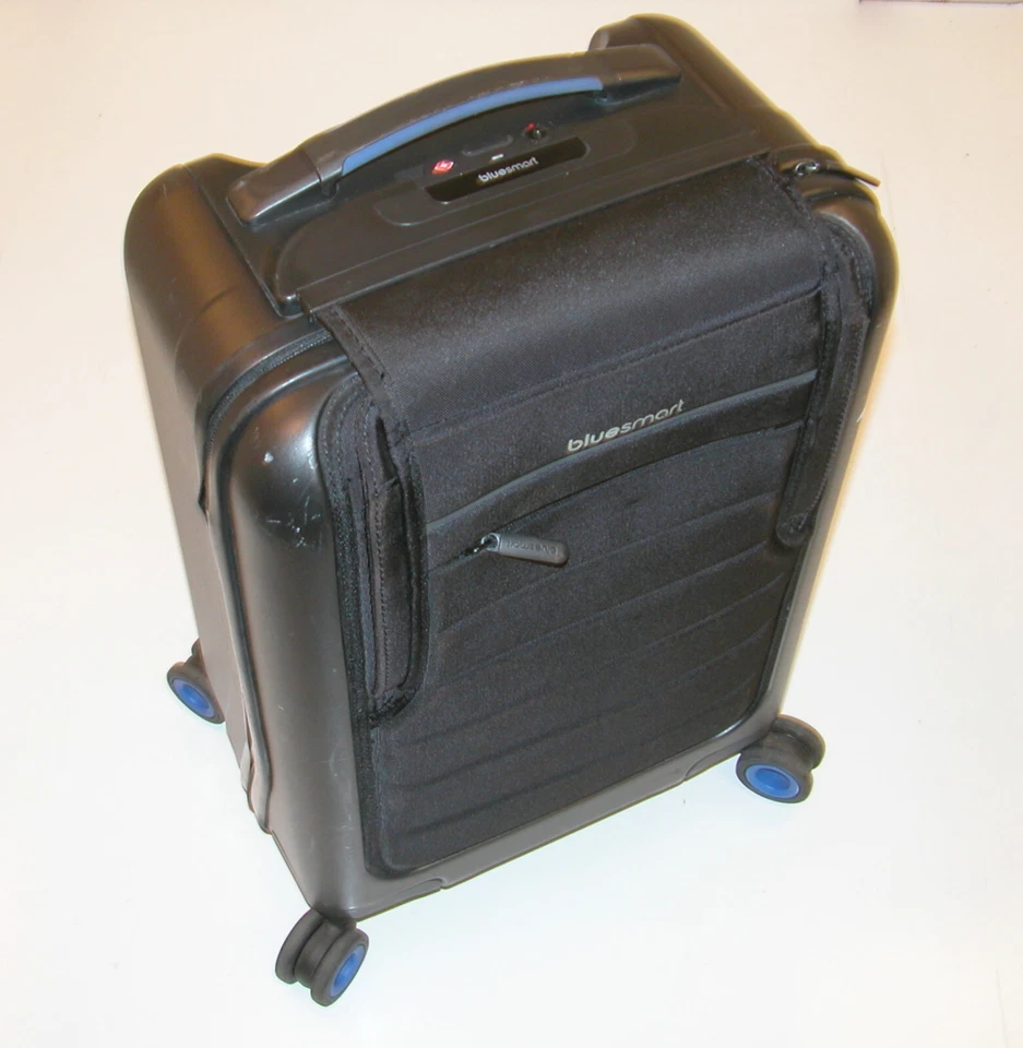 BlueSmart 22" Smart Spinner con puerto de carga USB Equipaje de mano - Negro Foto 4 de 4