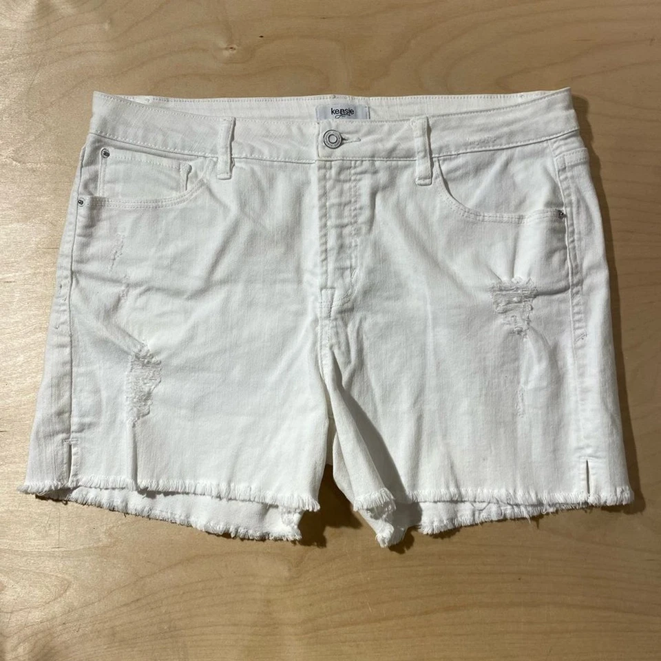 Kensie 白色牛仔裤短裤,磨边下摆,宽松版型 12/31 (NE) — 第 3/4 张图片