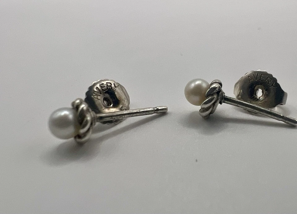 Aretes pequeños de perlas James Avery retirados Foto 2 de 4