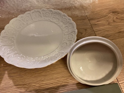 Contenitrice Nantucket bianca acqua con fiori blu, finitura oro accento, made in China - Foto 2 di 5