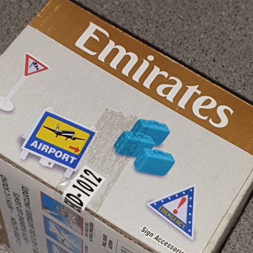 Emirates - Dubai Airport Play Set - DIECAST Set - Complete In Box - Picture 4 of 9