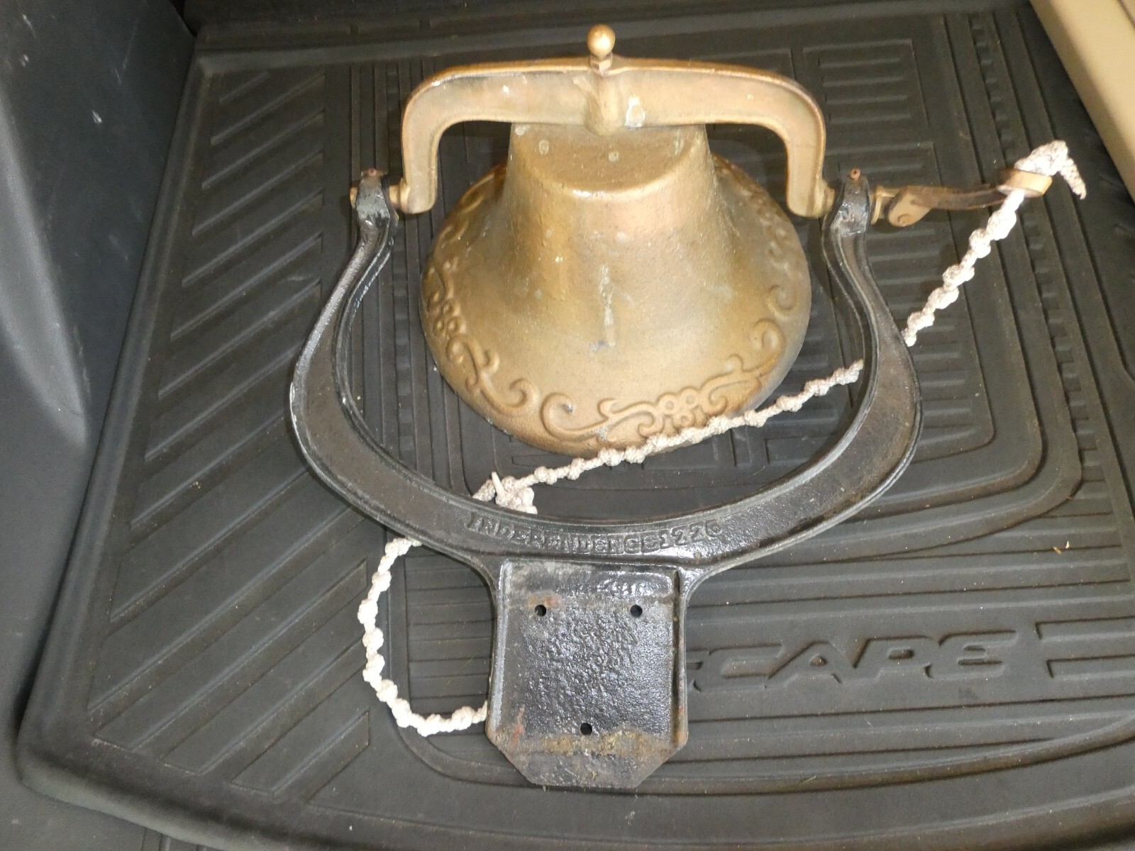 VTG Large Heavy Cast Iron Independence 1776 Farm School Dinner Bell