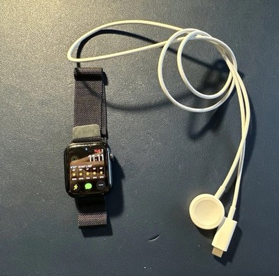 Apple Watch SE (2022) 44mm Midnight Aluminum Case with Milanese Band