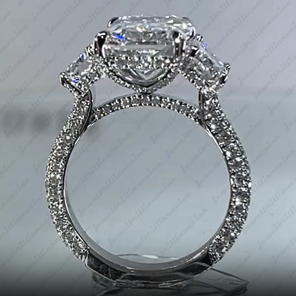 Anillo de compromiso de 3 piedras de moissanita de corte radiante de 5,16 quilates enchapado en oro blanco de 14 quilates Foto 4 de 4