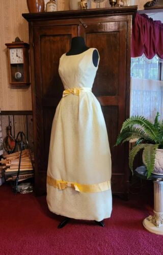 Robe longue sans manches vintage années 1960 taille Empire jaune mousseline de soie dentelle et satin  - Photo 1 sur 17