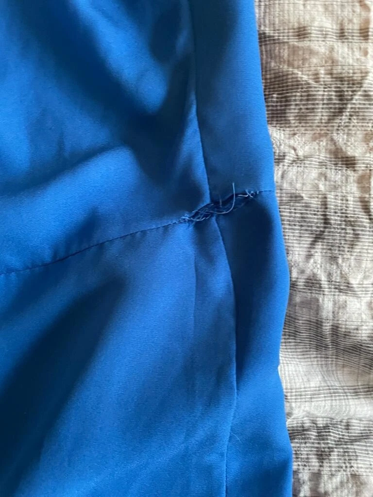 ACNE STUDIOS Elegante sexy mini abito di design Acne in blu elettrico schiena aperta.