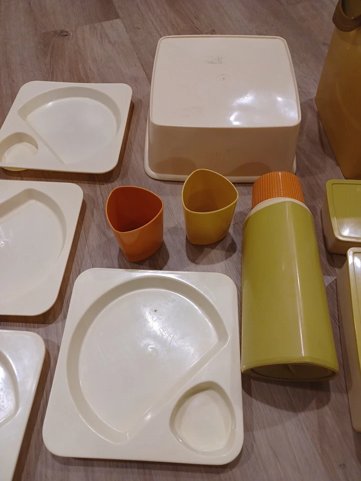 Vintage Husqvarna Taffel Picnic Set Complete Plates Cups Bowls - Изображение 2 из 4