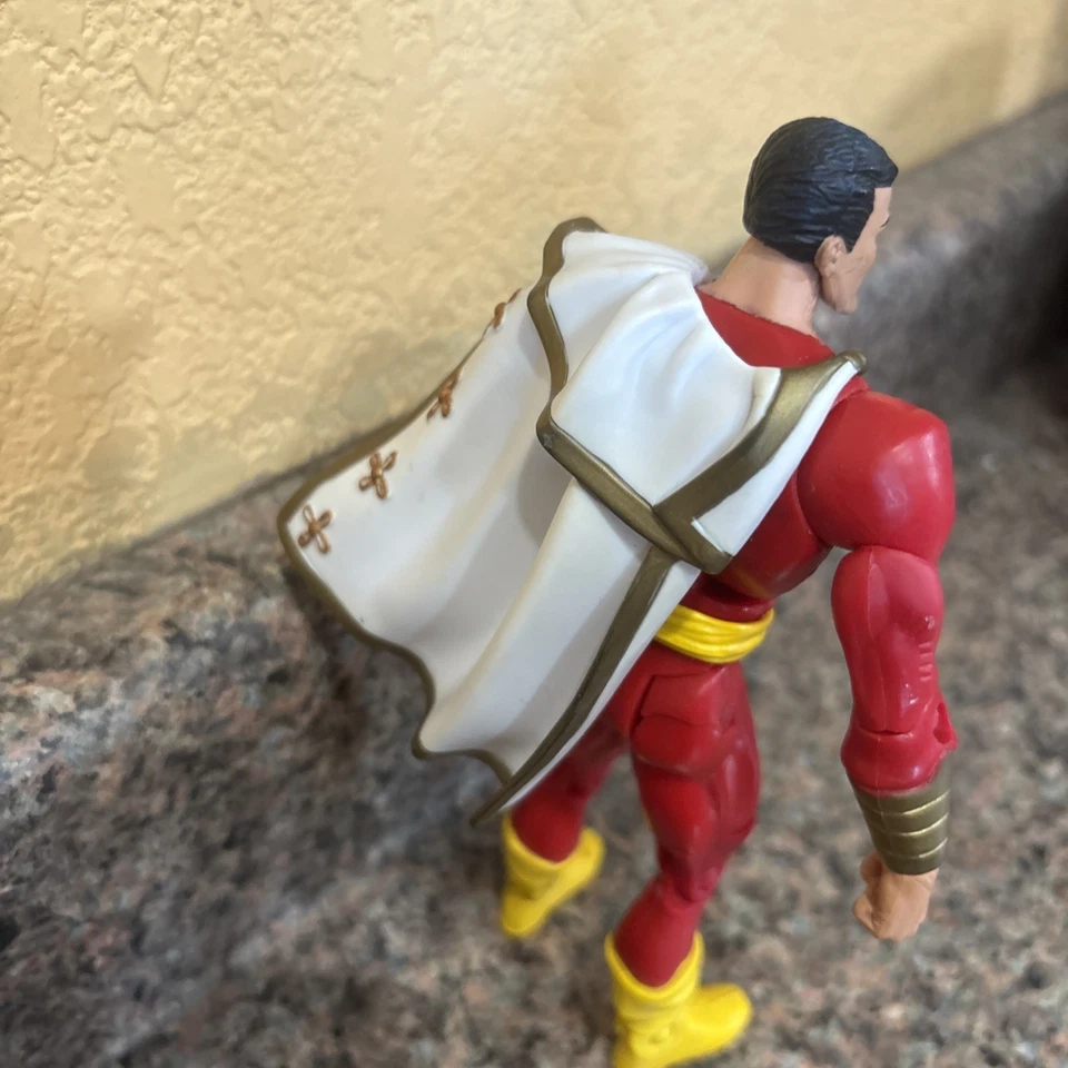 Figura de acción Shazam DC Universe Classics Capitana Marvel Family Foto 4 de 4