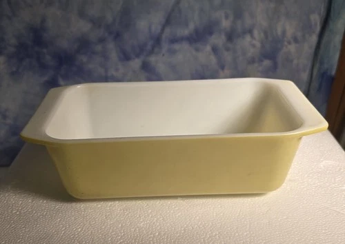 Vintage Pyrex Loaf Pan 913 – 8.5” x 4.5” – Yellow Exterior White Interior