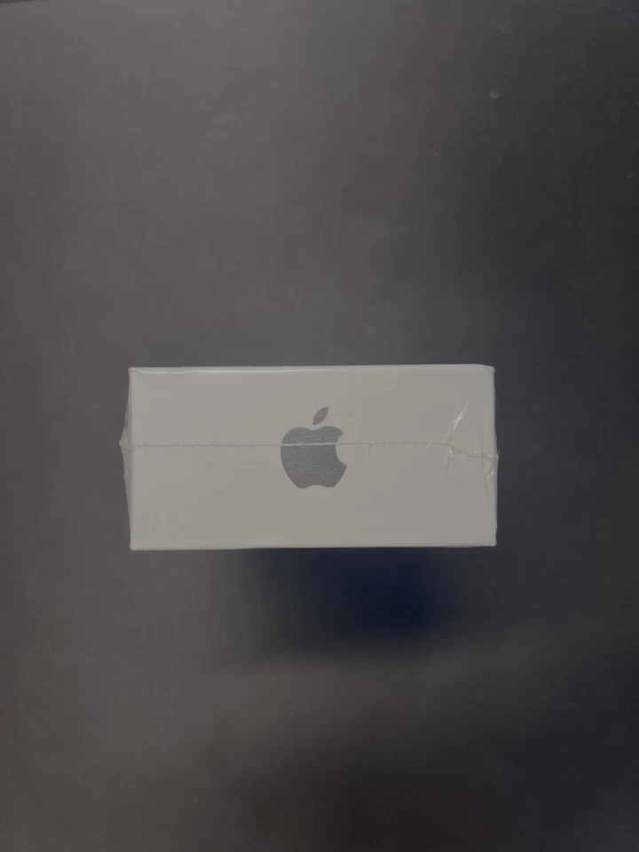 Rarity Collector's Item - Sealed iPhone 4 32GB Black - Never opened, iOS 6!! - Immagine 3 di 4