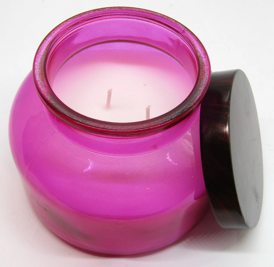TruLiving Paradise Orchid 15 oz. Vela tarro rosa de 2 mechas. Foto 4 de 4
