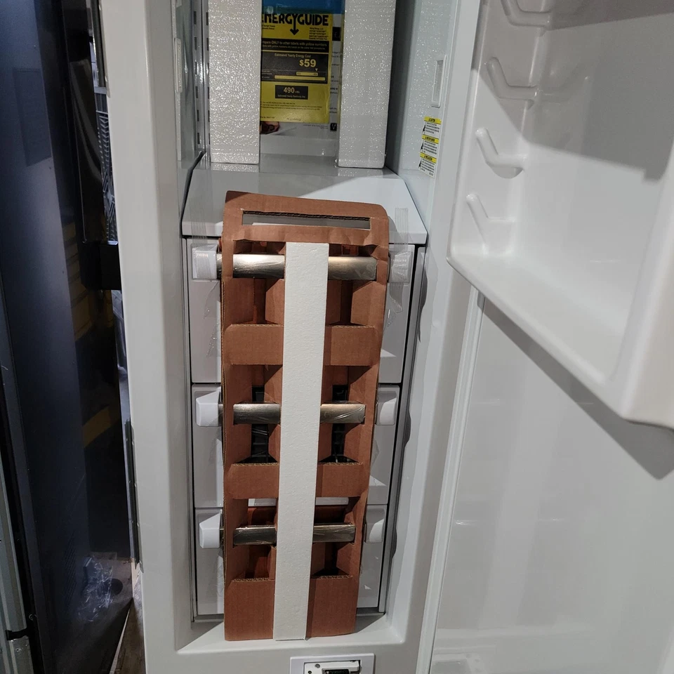 Viking - FFI7180WR 8,4 Cu. Congelador vertical Ft. - Listo para panel Foto 3 de 4