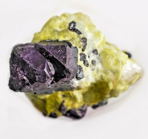 Hematite-twins-with-Lizardite-Hydrotalcite-TL-Snarum-Buskerud-Norway