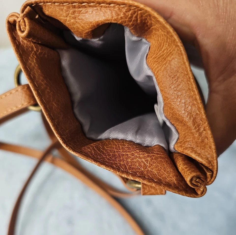 Bandolera con soporte para teléfono Thirty-One con estampado de camuflaje Foto 4 de 4