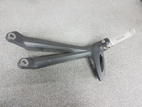 Footrest Foot Board Rear Right Triumph Daytona 675 2013 2014 2015 - Imagen 4 de 4